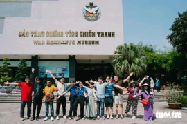 Delegados de SSEAYP visitan el Museo de Vestigios de Guerra (Distrito 3, Ciudad Ho Chi Minh) (Fuente: tuoitre.vn)