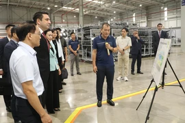 El presidente de la Asamblea Nacional de Armenia, Alen Simonyan, y su comitiva se encuentran en la compañía de fabricación y ensamblaje de automóviles Hyundai Thanh Cong. (Fuente: VNA)