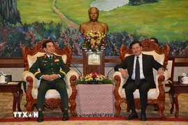 El ministro de Defensa de Vietnam, general Phan Van Giang, fue recibido por el secretario general del Partido Popular Revolucionario y presidente de Laos, Thongloun Sisoulith. (Fuente: VNA)