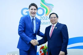 El primer ministro vietnamita, Pham Minh Chinh, se reúne con su homólogo canadiense, Justin Trudeau. (Fuente: VNA)