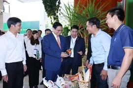 El primer ministro Pham Minh Chinh visita la exhibición de productos agrícolas de la provincia de Tay Ninh. (Fuente: VNA)