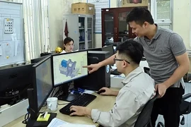 Ingenieros de la empresa Tomeco (del clúster industrial Ngoc Liep en Hanoi) discuten el diseño de ventiladores industriales. (Fuente: nhandan.vn)
