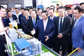 El primer ministro Pham Minh Chinh visita la exposición de productos con avances tecnológicos. (Fuente: VNA)