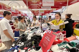 Compradores en Aeon Mall, distrito de Long Bien. (Fuente: hanoimoi.vn)