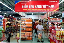 El punto de venta de productos vietnamitas en el supermercado Lan Chi Ly Nhan (Ly Nhan, provincia de Ha Nam) atrae a un gran número de compradores. (Fuente: VNA)