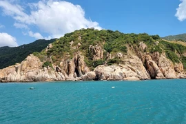 Paisaje lírico en la bahía de Vinh Hy con extensos bosques montañosos y mar azul (Fuente: VNA)