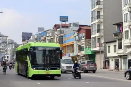 Hanoi ha implementado más rutas de autobuses eléctricos para reducir las emisiones de gases de efecto invernadero. (Fuente: Vietnam+)