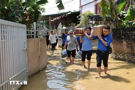 La delegación de la VNA visitaron y apoyaron directamente a los hogares afectados por la tormenta Yagi en el distrito de Ha Hoa, provincia de Phu Tho. (Fuente: VNA)