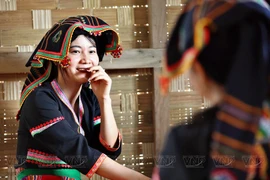 身着传统服装的贡族姑娘。图自越南画报