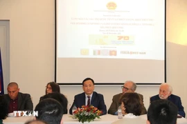 越南驻意大利大使杨海兴（中）同各位代表。图自越通