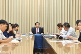 越南外交部长裴青山与英国外交大臣卡梅伦通电话。图自越通社
