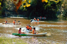 孩子们在塔莱（Tà Lài）湖体验皮划艇。图自越通社