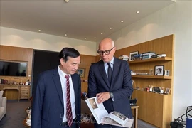 岘港市人民委员会主席会见了勒阿弗尔市市长、法国前总理爱德华·菲利普。图自越通社
