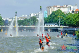 第二届胡志明市河流节期间的一项水上运动表演节目。图自人民军报