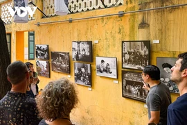 国际游客在河内古街餐馆图片展。图自越南之声