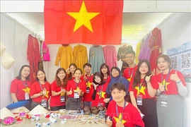 在活动上展示的越南传统服装和纪念品。图自越通社