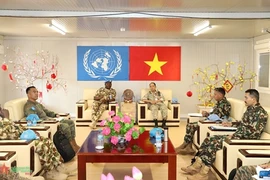 联阿安全部队特派团工作代表团与越南工兵队指挥部召开工作会议（图片来源：人民军队报）