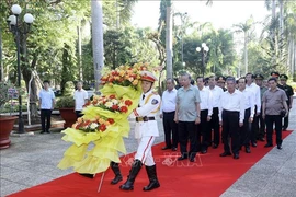 国家主席苏林率团在茶荣省胡志明主席纪念祠上香。图自越通社