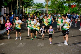 2024年第5届后江省国际马拉松赛吸引儿童运动员参赛。图自民族报