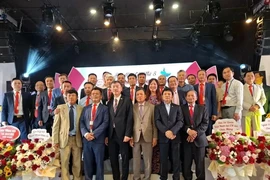 Le nouveau Comité exécutif de l'Association des compatriotes de Thanh Hoa en République tchèque composé de 35 membres. Photo: VNA