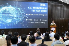 Une représentante du Centre de promotion du commerce République de Corée-Vietnam présente les tendances technologiques de l'IA en République de Corée. Photo: VNA 