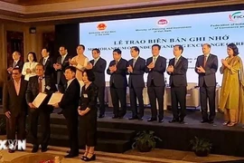 La cérémonie de signature a lieu le 31 juillet au Forum d'affaires Vietnam-Inde à New Delhi, en présence du Premier ministre Pham Minh Chinh et de nombreux ministres et responsables des deux pays. Photo: VNA