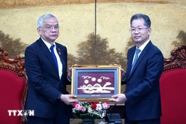 Nguyen Van Quang, secrétaire du Comité municipal du Parti de Da Nang (droite) offre un cadeau de souvenir au vice-président de l'Assemblée nationale lao, Sommad Pholsena. Photo: VNA