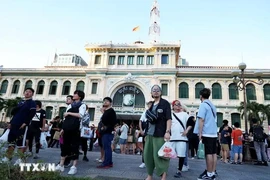 Des touristes sud-coréens visitent la Poste centrale, la destination la plus célèbre d'Hô Chi Minh-Ville. Photo: VNA