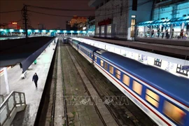 Le train Nord–Sud part de la gare de Hanoï. Photo: VNA