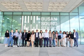 Ngo Phuong Lan, présidente de la VFDA, cheffe de la délégation et les dirigeants des provinces villes au Festival du film de Busan. Photo: tintuc