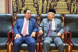 Le Premier ministre Pham Minh Chinh (à gauche) et le vice-président indonésien Ma'ruf Amin. Photo: VNA