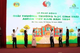 Des représentants de ministères, d'agences et d'organisations lors du lancement du prix ASEAN Eco-Schools Vietnam 2024. Photo: baotainguyenmoitruong.vn