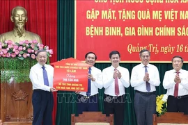 Le SG et président To Lam remet symboliquement 200 maisons pour aider la province de Quang Ngai à éliminer les maisons temporaires et délabrées pour les ménages pauvres et quasi-pauvres. Photo: VNA