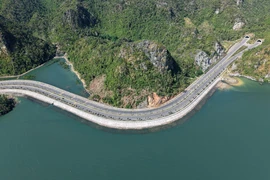 La route côtière reliant les baies de Ha Long et Bai Tu Long