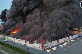 Un incendie s'est déclaré le 12 mai vers 04h00 dans un centre commercial dans la rue Marywilska, à Varsovie, en Pologne, où de nombreux Vietnamiens possèdent des stands commerciaux. Photo : Wawa Hot News 24