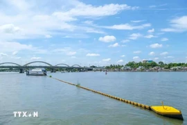Inventée par The Ocean Cleanup, la barge à énergie solaire peut collecter chaque mois plus de 10 tonnes de déchets sur la rivière Can Tho. Photo : VNA