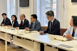 L'ambassadeur du Vietnam en France, Dinh Toan Thang (3e à gauche) travaille avec les dirigeants de la Chambre de Commerce et d'Industrie de la région Nouvelle-Aquitaine. Photo : VNA