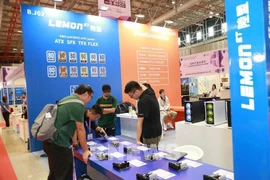Visiteurs au Salon international del'électronique et des appareils intelligents du Vietnam 2023. Photo : VNA