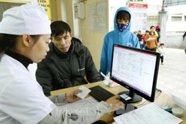 Hanoï expérimente la mise en place de la plateforme de dossier de santé électronique (EHR – Electric Health Record) dans le quartier de Phuc Dong, arrondissement de Long Bien. (Photo : VNA)