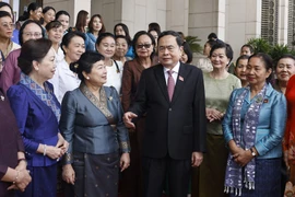 Le président de l'Assemblée nationale (AN), Tran Thanh Man, et des représentantes des Unions des femmes du Laos et du Cambodge, ainsi que des femmes d'affaires de ces deux pays. Photo : VNA