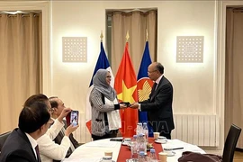 L'ambassadeur du Vietnam en France, Dinh Toan Thang, a présidé le 6 septembre au siège de l'ambassade une réunion du Comité de l'ASEAN à Paris (ACP), au cours de laquelle il a officiellement transmis la présidence tournante de l'ACP à la chargée d'affaires de l'ambassade du Brunei. Photo : Thu Ha/VNA