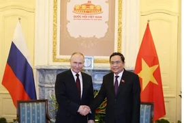 Le président de l'AN vietnamienne, Tran Thanh Man (à droite) et le président russe Poutine. Photo : VNA