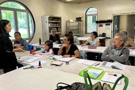 Un cours de vietnamien au Centre communautaire Grand Parc. Photo : VNA