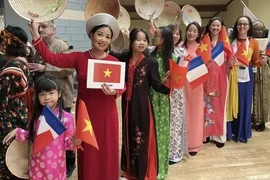 Des femmes vietnamiennes participent à un défilé en France en mars 2022 à l'occasion de la Journée internationale de la Francophonie (20 mars). Photo : VNA