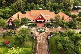 En visitant le hameau de Bom Bo, les touristes auront la chance de revenir sur les jours dynamiques de l’ethnie S'tieng pendant la révolution et d'être dans le son des pilons et des gongs, de boire de l'alcool dans une jarre à travers des tuyaux et d'écouter les histoires sur le hameau de Bom Bo du patriarche du village à côté du feu, etc.