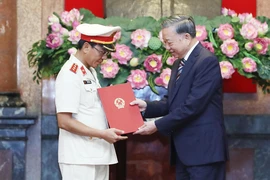 Le secrétaire général du Parti communiste du Vietnam et président de la République Tô Lâm (à droite) a remis la décision de nomination du vice-président du Parquet populaire suprême à Ho Duc Anh, procureur du Parquet populaire suprême, chef du Département de l'exercice du pouvoir de poursuite et d'enquête sur les délits économiques. Photo : VNA