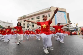 Près de 2.000 personnes âgées de Hanoï participent au Festival de la santé des personnes âgées de la capitale 2023. Photo : VNA