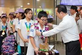 Avec 100% des élèves primés, la sélection vietnamienne s'est classée deuxième sur le palmarès des médailles par nations après Singapour aux Olympiades internationales de mathématiques et de sciences (IMSO) 2024. Photo : VNA