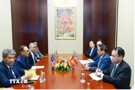 Le Premier ministre Pham Minh Chinh rencontre son homologue malaisien Anwar Ibrahim. Photo : VNA