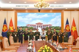 e général Nguyen Tan Cuong, chef d'état-major général de l'Armée populaire du Vietnam et vice-ministre de la Défense reçoit à Hanoï, les chefs des délégations des pays de l'ASEAN participant à la première Conférence des dirigeants de la communauté du renseignement militaire de l'ASEAN (AMICLC-1). Photo : VNA